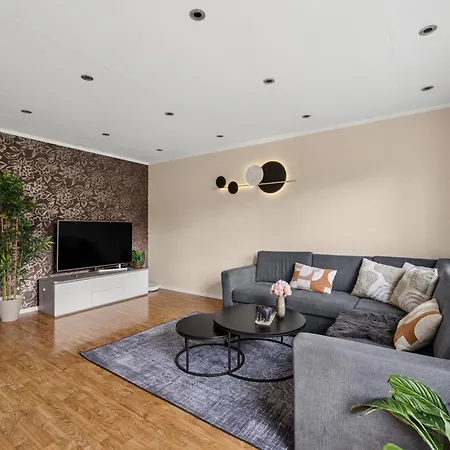 Apartament Romslig Hjem I Naer Golf, Og Motorvei